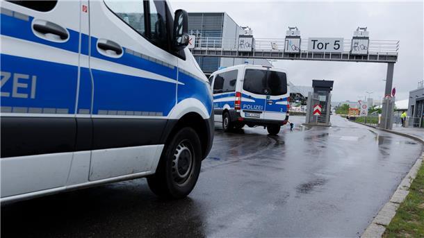 Einsatzfahrzeuge der Polizei stehen am Tattag am Sindelfinger Mercedes-Werk, in dem die Schüsse fielen.