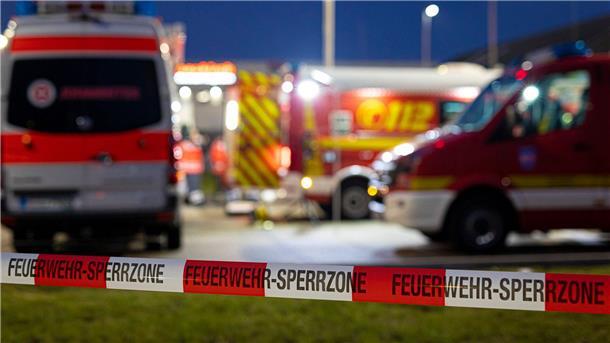 Einsatzfahrzeuge von Rettungsdienst und Feuerwehr - auch in der Nacht war die Suche fortgesetzt worden.