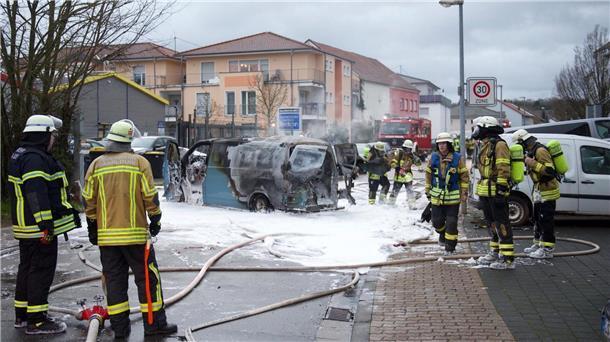 Einsatzkräfte am überfallenen Geldtransporter in Saarlouis.