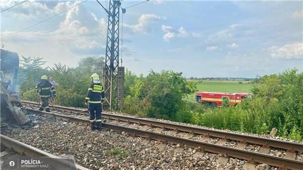 Zug stößt mit Bus zusammen: Sieben Tote in der Slowakei Einsatzkräfte am Unglückort im slowakischen Nove Zamky.
