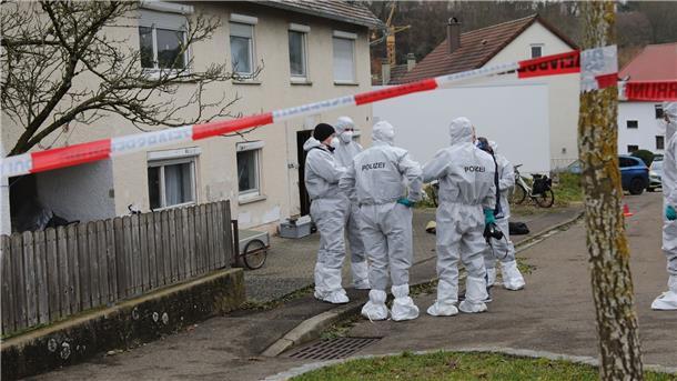 Einsatzkräfte begutachten den Tatort in Illerkirchberg.