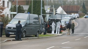 Einsatzkräfte begutachten den Tatort in Illerkirchberg (Alb-Donau-Kreis).