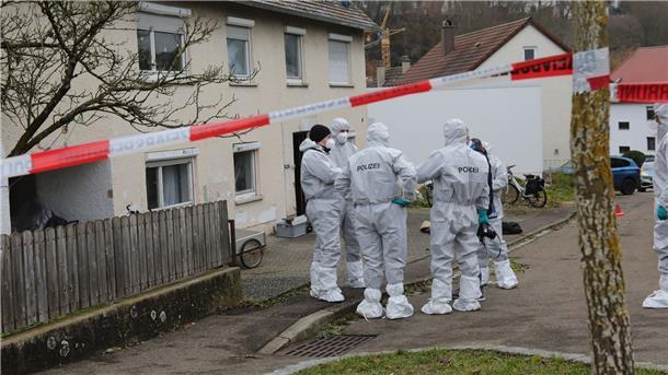Tatort Schulweg - 14-Jährige stirbt nach Angriff Einsatzkräfte begutachten einen Tatort in Illerkirchberg (Alb-Donau-Kreis).