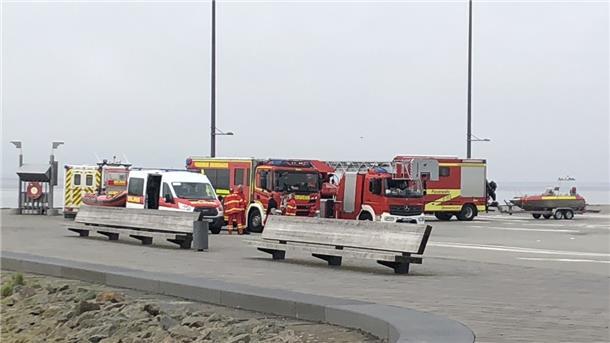 Einsatzfahrzeuge parken auf der Weser.