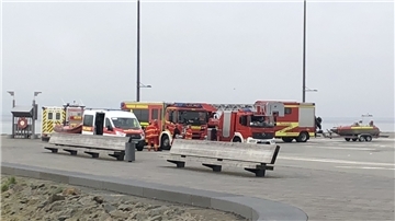 Einsatzfahrzeuge parken auf der Weser.