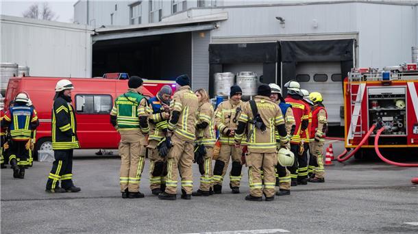 25 Verletzte bei Chemieunfall in Konstanz Einsatzkräfte der Feuerwehr auf dem Gelände der Firma in Konstanz.