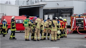 Einsatzkräfte der Feuerwehr auf dem Gelände der Firma in Konstanz.