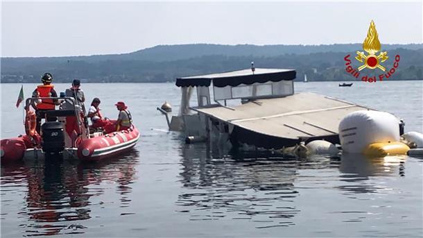 Bootsunglück in Italien: Toter Ex-Mossad-Mann ausgeflogen Einsatzkräfte der Feuerwehr holen das gesunkene Boot auf dem Lago Maggiore mit Ballons an die Oberfläche.