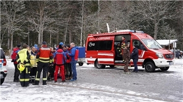 Einsatzkräfte der Feuerwehr in der Nähe der Stelle, an der das Kleinflugzeug im Bayerischen Wald abgestürzt ist.
