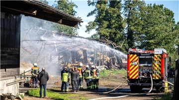 Feuerwehreinsatzkräfte löschen einen Brand.