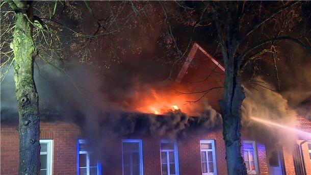 Keller, Scheune, Werkstatt: Mehrere Silvester-Brände Einsatzkräfte der Feuerwehr löschen den Brand einer Tischlerei im Landkreis Emsland.