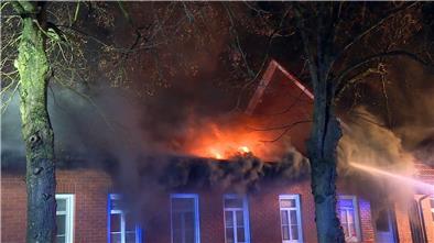 Einsatzkräfte der Feuerwehr löschen den Brand einer Tischlerei im Landkreis Emsland.