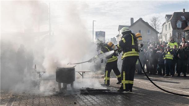 Grüne sagen politischen Aschermittwoch in Biberach ab Einsatzkräfte der Feuerwehr löschen ein Feuer vor der Stadthalle.