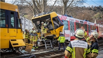 Einsatzkräfte der Feuerwehr stehen am Unfallort im Stuttgarter Stadtteil Wangen.