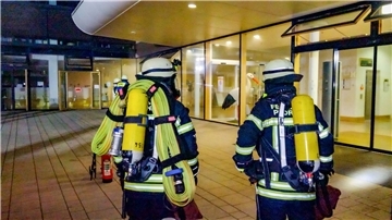 Einsatzkräfte der Feuerwehr versuchen, den Brand in einem Pforzheimer Krankenhaus in den Griff zu bekommen.