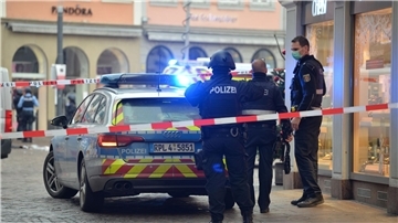 Einsatzkräfte der Polizei am 1. Dezember 2020 in Trier nach der Amokfahrt, bei  der fünf Menschen ums Leben kamen.