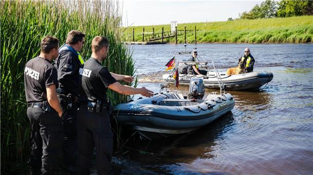 Wo ist Arian? - Suche nach vermisstem Jungen ohne Erfolg Einsatzkräfte der Polizei fahren bei der Suche nach dem vermissten Arian mit Spürhunden auf Schlauchbooten über die Oste.