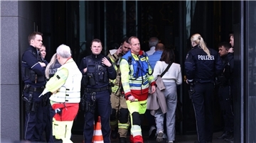 Einsatzkräfte der Polizei haben eine Eskalation an einem Hotel in Düsseldorf verhindert.