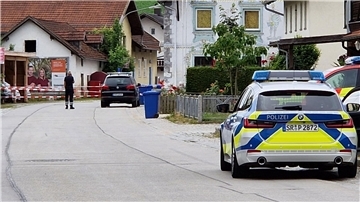 Einsatzkräfte der Polizei im niederbayerischen Ortenburg. Dort sind nach einem Ammoniak-Austritt mehrere  Menschen verletzt worden.
