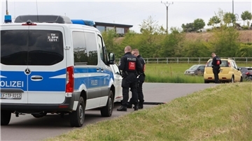 Einsatzkräfte der Polizei kontrollieren vor einem Veranstaltungsgelände anreisende Teilnehmer eines mutmaßlichen Reichsbürgertreffens.