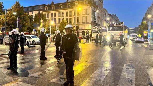 Frankreich: Regierung erlässt Beschränkungen nach Krawallen Einsatzkräfte der Polizei patrouillieren im Zentrum von Brüssel.