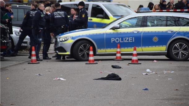 Polizei erschießt bewaffneten Mann in Mannheim Einsatzkräfte der Polizei sichern den Tatort.