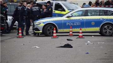 Einsatzkräfte der Polizei sichern den Tatort.
