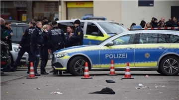 Einsatzkräfte der Polizei sichern den Tatort in Mannheim.