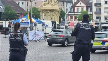 Einsatzkräfte der Polizei sind auf dem Mannheimer Marktplatz im Einsatz.