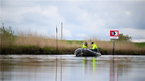 Vermisstenfall Arian: Die Polizei stellt erneute Suche ein Einsatzkräfte der Polizei sind mit einem Sonarboot auf der Oste im Einsatz. Mit einem Sonargerät suchen sie den Grund des Gewässers nach Spuren ab.