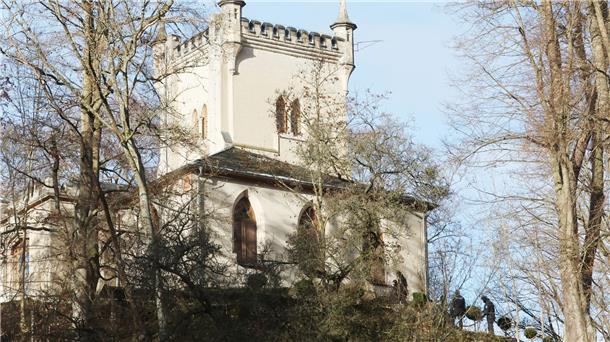 Großrazzia gegen Reichsbürger - Wohl auch Umsturz geplant Einsatzkräfte der Polizei stehen am Jagdschloss Waidmannsheil. Die Bundesanwaltschaft hat mehrere Menschen aus der sogenannten Reichsbürgerszene im Zuge einer Razzia festnehmen lassen.