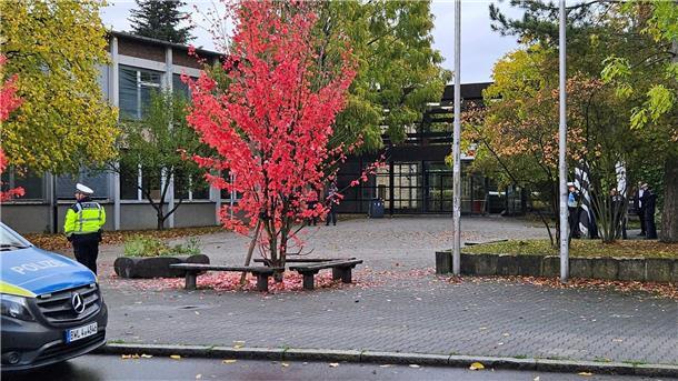 Bundesweite Bombendrohungen gehen weiter Einsatzkräfte der Polizei stehen vor dem Hegel-Gymnasium im Stuttgarter Stadtbezirk Vaihingen. Die Einrichtung wurde geräumt.