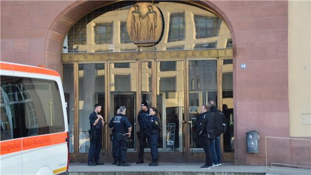 Macheten-Angriff: Frau hatte Täter zuvor angezeigt Einsatzkräfte der Polizei stehen vor der Universität in Mannheim. Das Landeskriminalamt ermittelt nun zu dem tödlichen Polizeieinsatz.