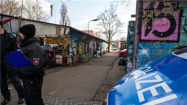 Suche nach Ex-RAF-Terroristen - Neue Durchsuchungen Einsatzkräfte der Polizei suchen bei der Fahndung nach den früheren RAF-Terroristen Staub und Garweg das Gelände am Markgrafendamm im Stadtteil Friedrichshain ab.