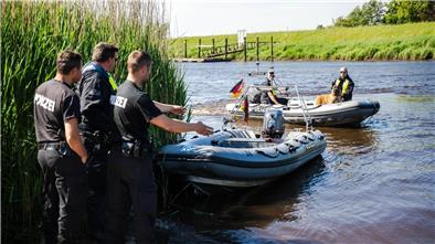 Einsatzkräfte der Polizei waren bei der Suche nach dem vermissten Arian mit Spürhunden auf Schlauchbooten auf der Oste unterwegs.