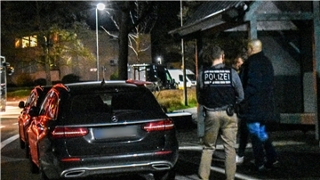 Einsatzkräfte des Kriminaldauerdienstes (KDD) und der Spurensicherung am Tatort.