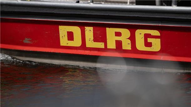 Tödlicher Unfall am Baggersee Einsatzkräfte haben die Leiche eines Mannes aus einem Baggersee geborgen. (Symbolbild)