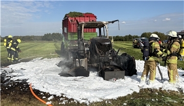 Feuerwehrleute und Schaum - sie haben einen Traktor gelöscht. Einsatzkräfte löschen in Düring einen Traktor, der bei Feldarbeiten Feuer gefangen hatte. Der Schaden liegt bei über 100.000 Euro.