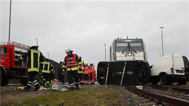 Blaulicht in Cuxhaven: 187 Kräfte proben den Ernstfall Einsatzkräfte bei einer Übung.