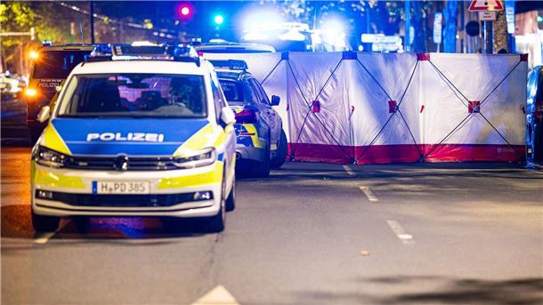 Schüsse in Hannover - Junger Mann stirbt, mehrere Verletzte Einsatzkräfte sichern den Bereich vor Schaulustigen.