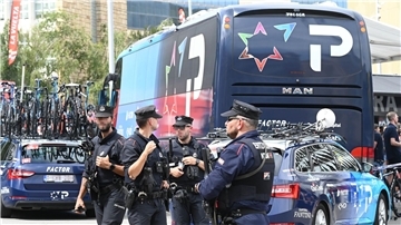 Einsatzkräfte sichern Teamfahrzeuge des Radrennstalls Israel-Premier Tech bei der Vuelta. 