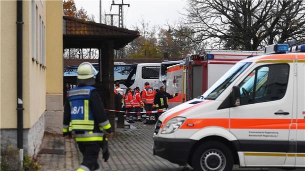 ICE-Messerangreifer zu 14 Jahren Haft verurteilt Einsatzkräfte stehen am 6. November 2021 vor einer Gaststätte im oberpfälzischen Seubersdorf, in der Bahnreisende nach der Messerattacke untergekommen sind.