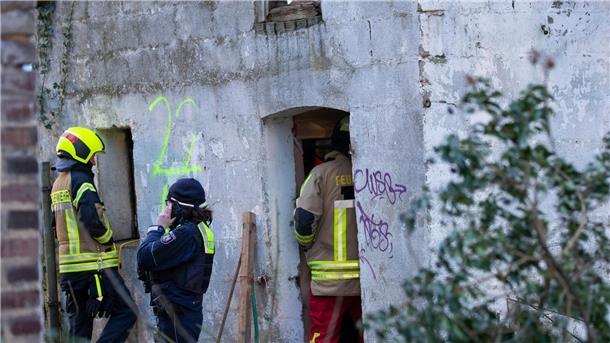 Lützerath bis auf zwei Aktivisten im Tunnel geräumt Einsatzkräfte stehen vor dem Gebäude, unter dem sich zwei verbliebene Aktivisten in einem Tunnel verschanzt haben.