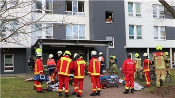 Einsatzkräfte stehen vor dem Seniorenheim in Berlin-Hohenschönhausen, in dem sich das Unglück ereignete.