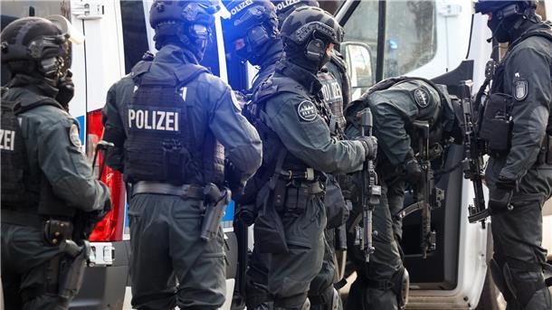 Einsatzkräfte stehen vor der Stadtteilschule Blankenese.