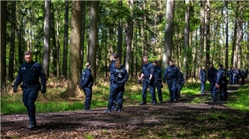 Einsatzkräfte suchen im niedersächsischen Bremervörde nach dem vermissten sechs Jahre alten Kind.