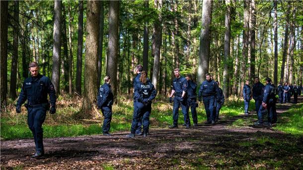 Suche nach Arian: Süßigkeiten und Ballons im Wald aufgehängt Einsatzkräfte suchen im niedersächsischen Bremervörde nach dem vermissten sechs Jahre alten Kind.
