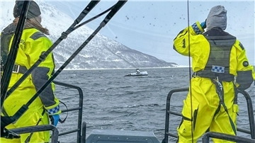 Einsatzkräfte suchen nach Überlebenden nach einer Schneelawine auf der Insel Reinøya.