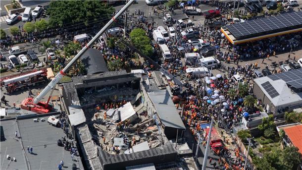 Über 120 Tote bei Einsturz von Disco-Dach in Santo Domingo Einsatzkräfte suchen nach verschütteten Opfern.