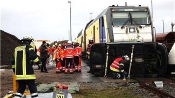Blaulicht in Cuxhaven: 187 Kräfte proben den Ernstfall Einsatzkräfte bei einer Übung.